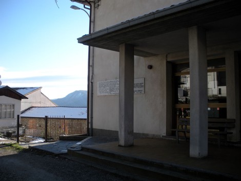 Lapide commemorativa ai caduti di Brallo di Pregola, situata presso un edificio nel paese.