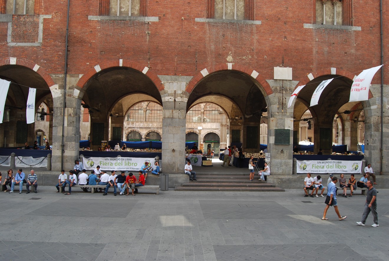 Lapidi storiche e architettura della Loggia dei Mercanti, simbolo del commercio e della cultura.