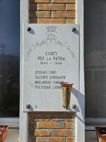 Lapide commemorativa dedicata ai martiri di Bellombra, con nomi di caduti in guerra.