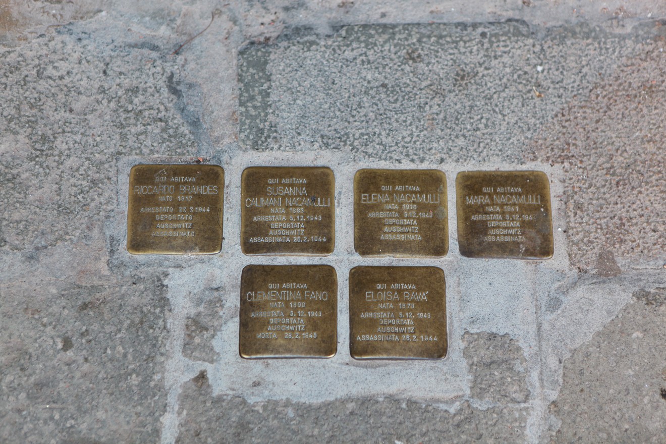 Pietre d'inciampo dedicate alla famiglia Nacamulli, in memoria delle loro vite e delle sofferenze subite.