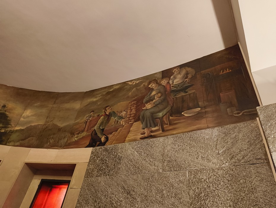 Muro decorato nel Sacrario dei Martiri di Marzabotto, dedicato alla memoria delle vittime della strage.