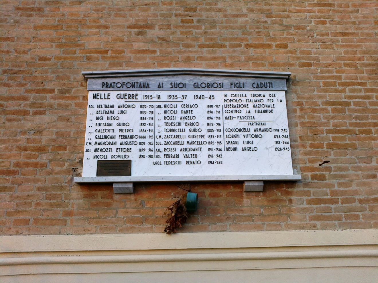 Lapide commemorativa ai caduti di Pratofontana, dedicata ai militari delle guerre 1915-18 e 1940-45.