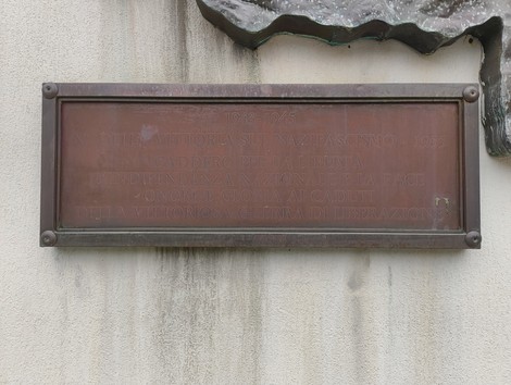 Monumento dedicato ai partigiani caduti, simbolo di libertà e resistenza nella lotta contro il nazifascismo.