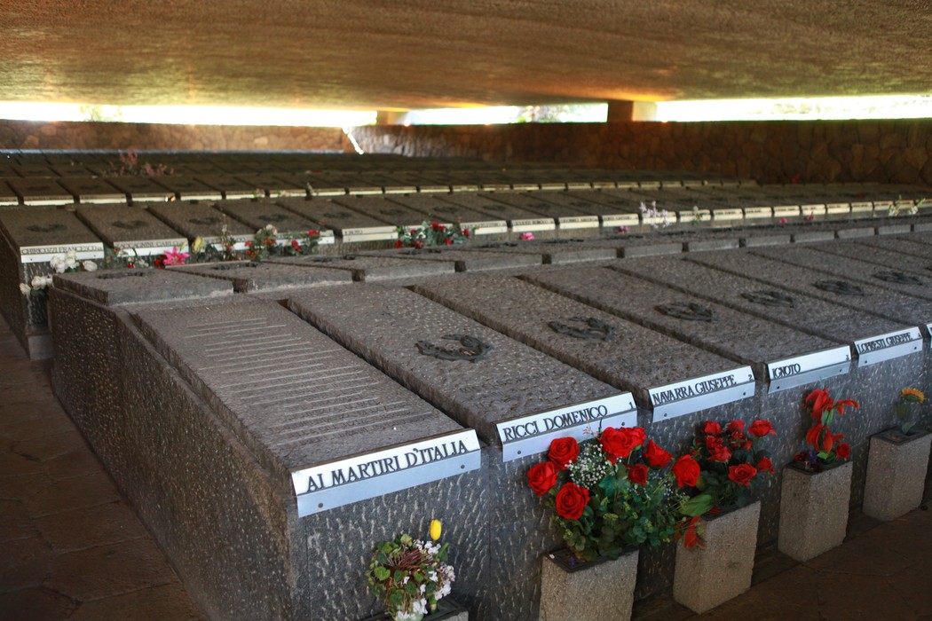 Mausoleo delle Fosse Ardeatine, luogo di commemorazione con tombe e fiori in un ambiente tranquillo.