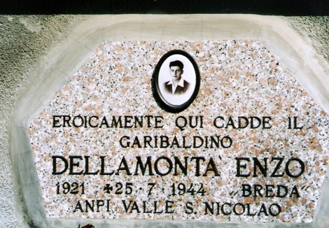 Lapide commemorativa dedicata a Enzo Dellamonta, garibaldino caduto nel 1944.