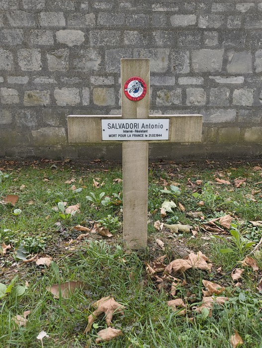 Croce commemorativa di Antonio Salvadori, simbolo della memoria nel "Campo dei Fucilati".