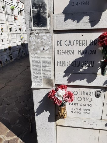 Sacrario ai martiri della libertà, con lapidi e fiori in memoria dei caduti per la libertà.
