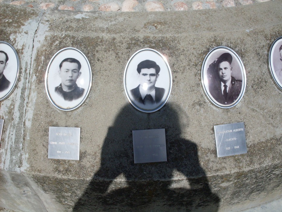 Monumento alla Pace e alla Libertà, ricordando eroi e vittime della libertà con ritratti commemorativi.