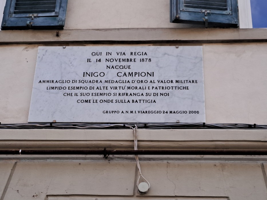 Lapide commemorativa di Inigo Campioni, nato il 14 novembre 1878, in via Regia a Viareggio.