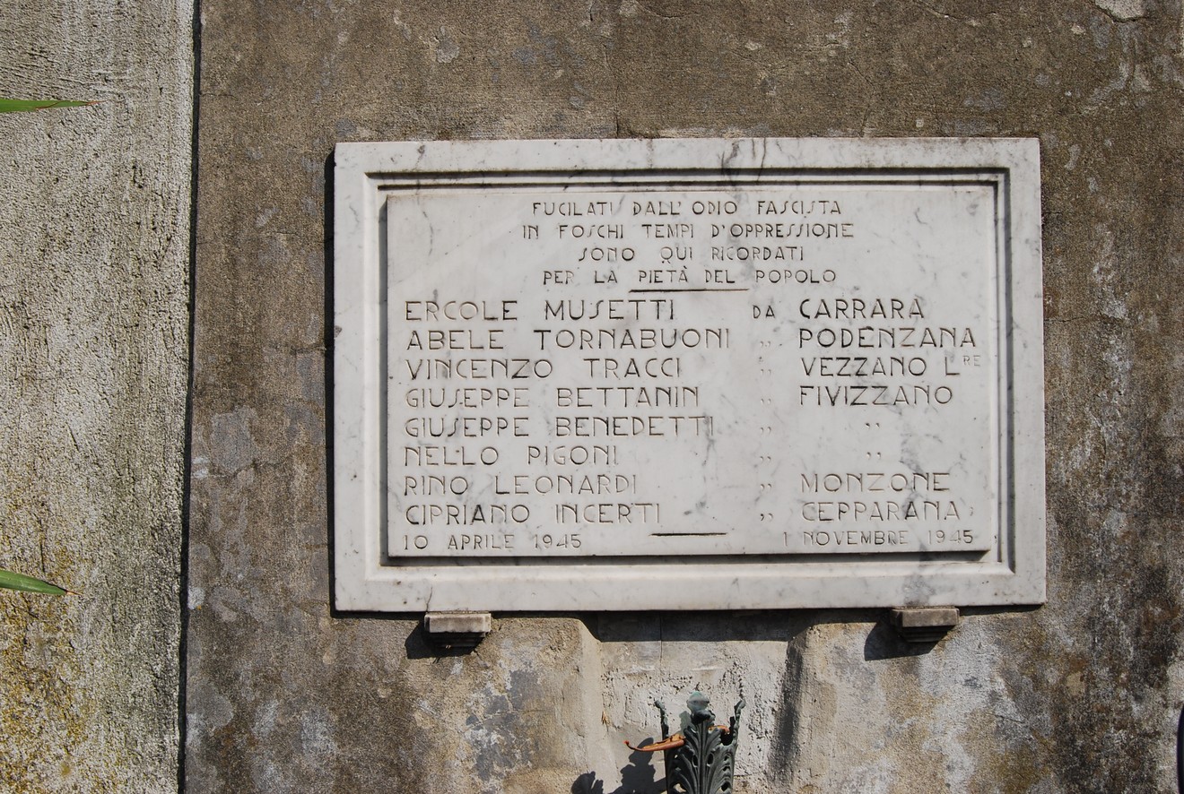 Lapide commemorativa dedicata ai fucilati, in ricordo delle vittime della guerra. Monzone, 10 aprile 1915.