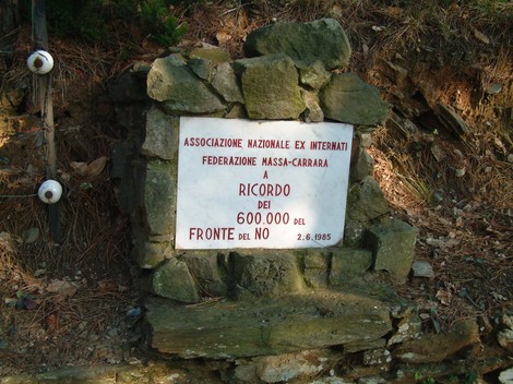 Monumento commemorativo nel Parco della Resistenza del Monte Brugiana, dedicato agli ex internati.