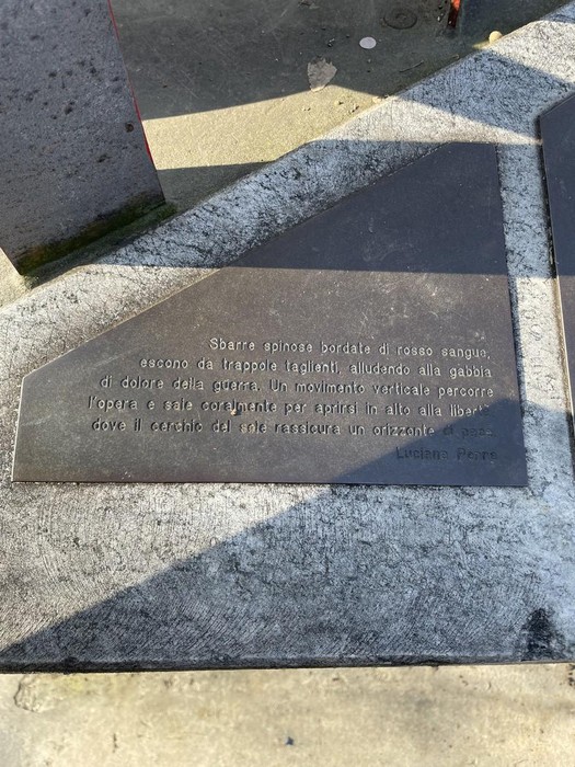 Monumento ai caduti di Savonera, commemorazione e riflessione sul sacrificio nella guerra.