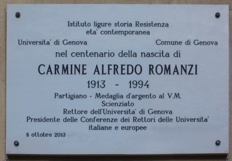 Lapide commemorativa dedicata a Carmine Alfredo Romanzi, evidenziando il suo contributo come partigiano e scienziato.