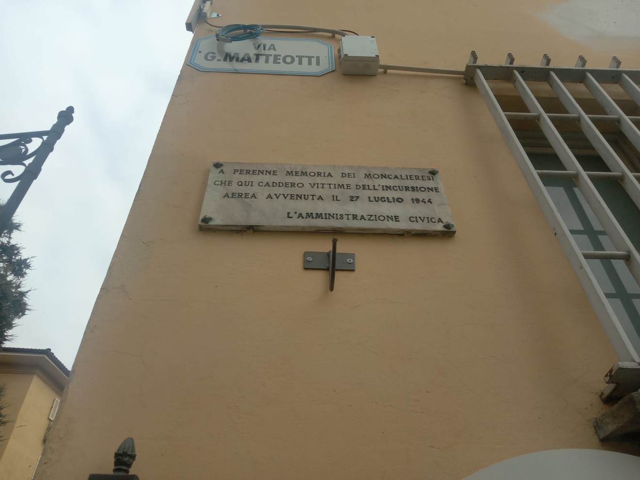 Lapide commemorativa in onore delle vittime del bombardamento avvenuto il 12 luglio 1944.