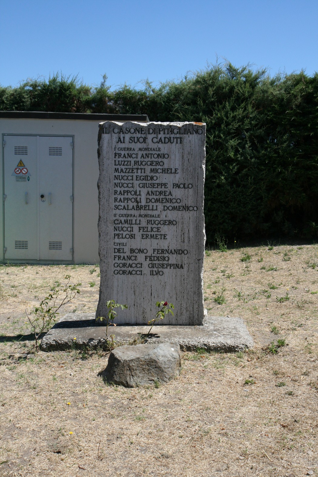 Cippo commemorativo ai caduti del Casone, dedicato alla memoria dei defunti in guerra.