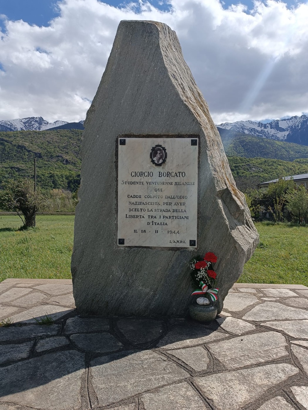 Monumento a Borgato, dedicato alla memoria di un giovane della resistenza, con un design sobrio e significativo.