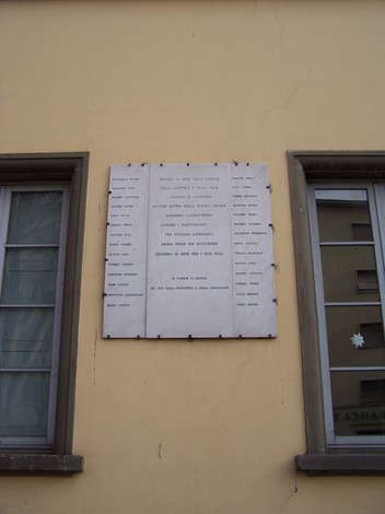 Lapide commemorativa dedicata ai caduti della scuola Villani, in ricordo dei giovani eroi.